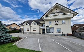Dezman Apartments & Rooms